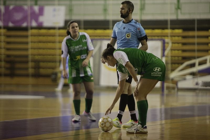 Clara Fernández, del Cidade, coloca la pelota ante el árbitro (MIGUEL ÁNGEL).