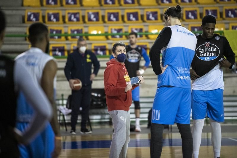 Gonzalo García de Vitoria habla con sus jugadores en un entrenamiento (ÓSCAR PINAL).