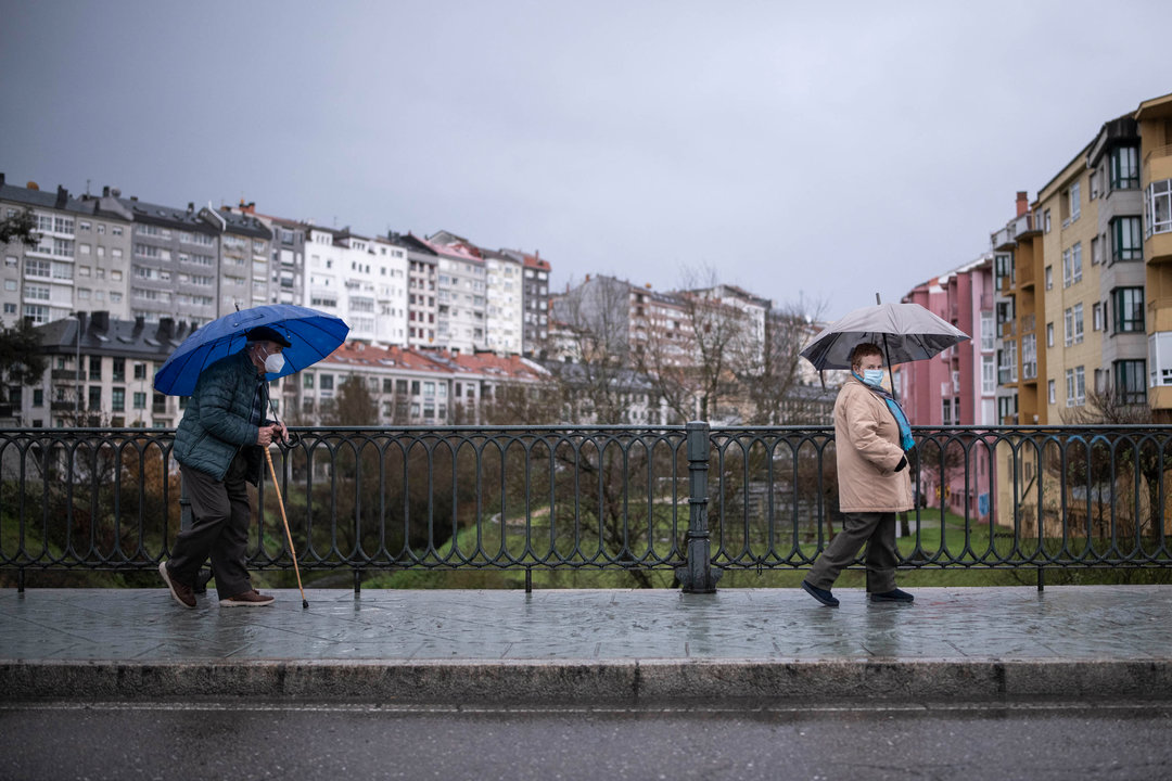 OURENSE (AVENIDA PARDO DE CELA). 20/01/2021. OURENSE. Chove en Ourense, ambiente de choiva. FOTO: ÓSCAR PINAL

