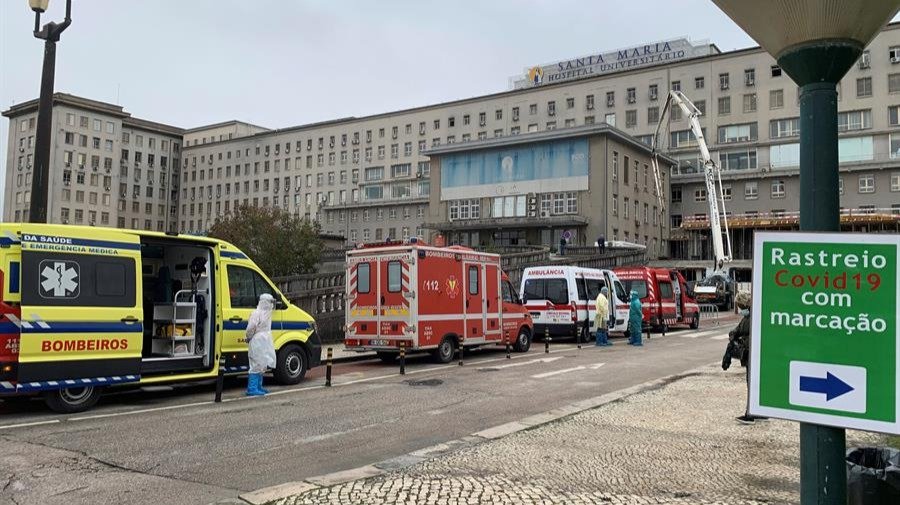 Fila de ambulancias en un hospital de Portugal (EFE).