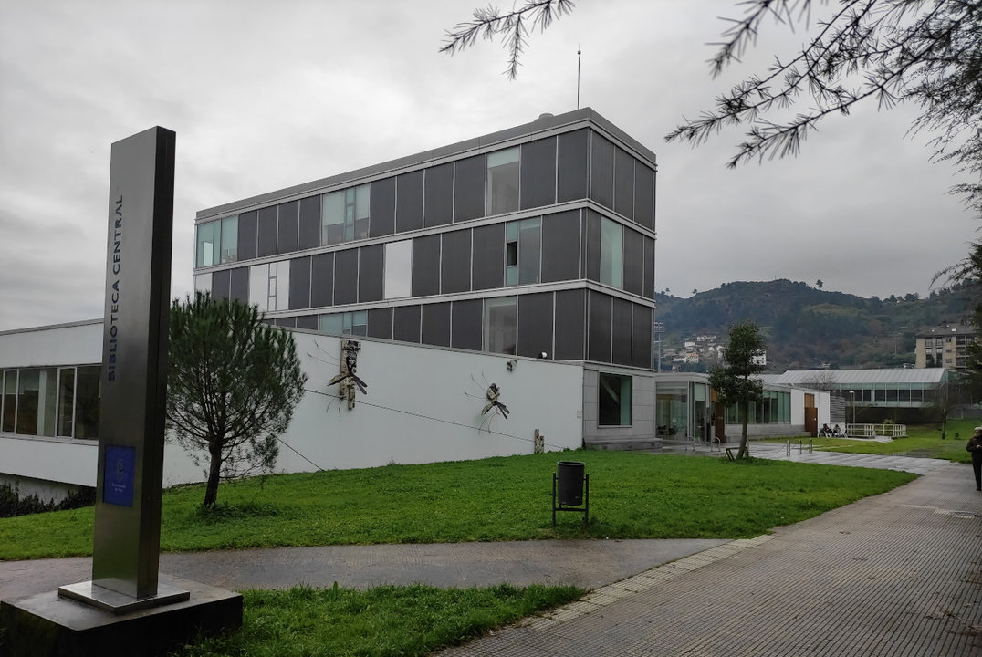 Vista exterior de la biblioteca Rosalía de Castro, en el Campus de la UVigo en Ourense.