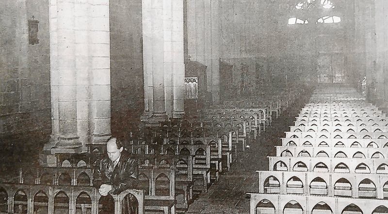 Manuel Patarroyo, rezando en solitario en la catedral de Orense.