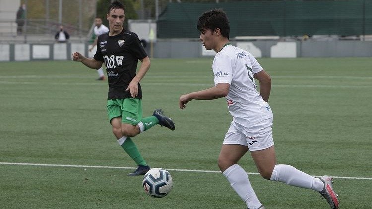 Marcos, centrocampista del Pabellón, conduce el balón ante la presión de un jugador del Ural (MIGUEL ÁNGEL).
