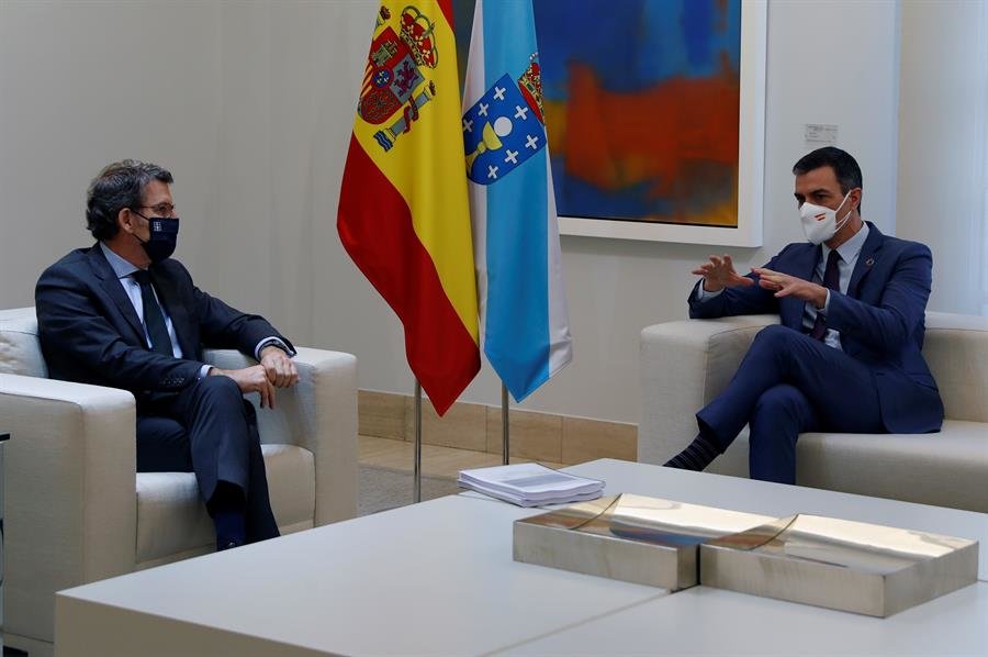 Sánchez y Feijóo, durante la reunión de hoy.
