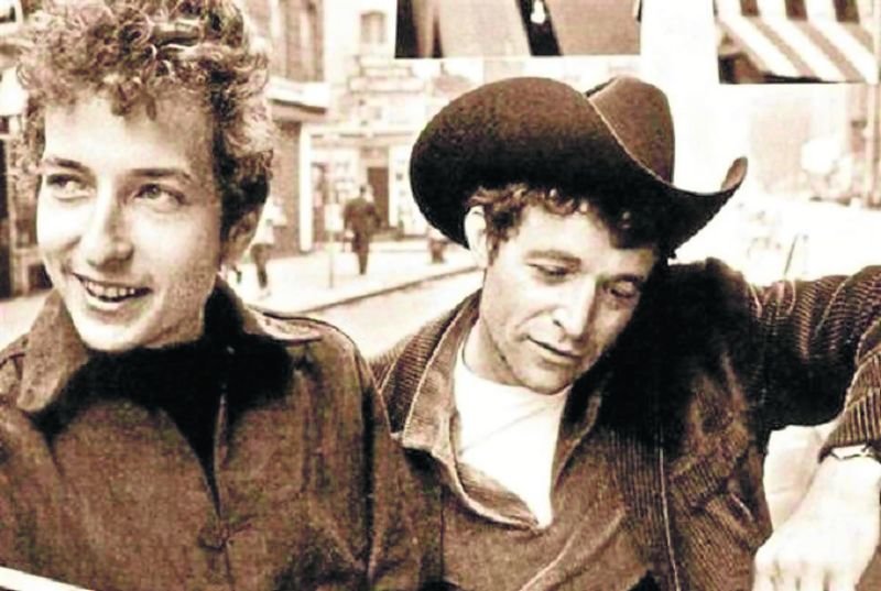 Bob Dylan y Woody Guthrie, en un encuentro que cambió la historia de la música popular contemporánea.