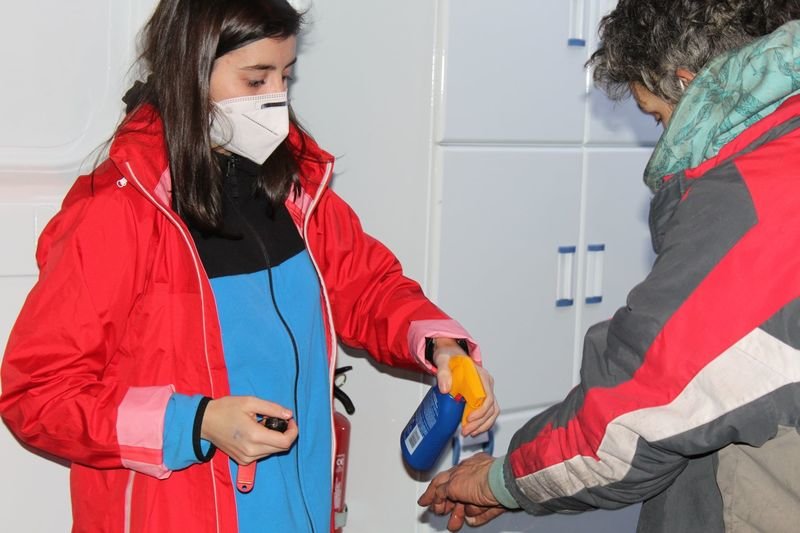 Isis Sanmartín, de Cruz Roja, atiende a una persona sin hogar.
