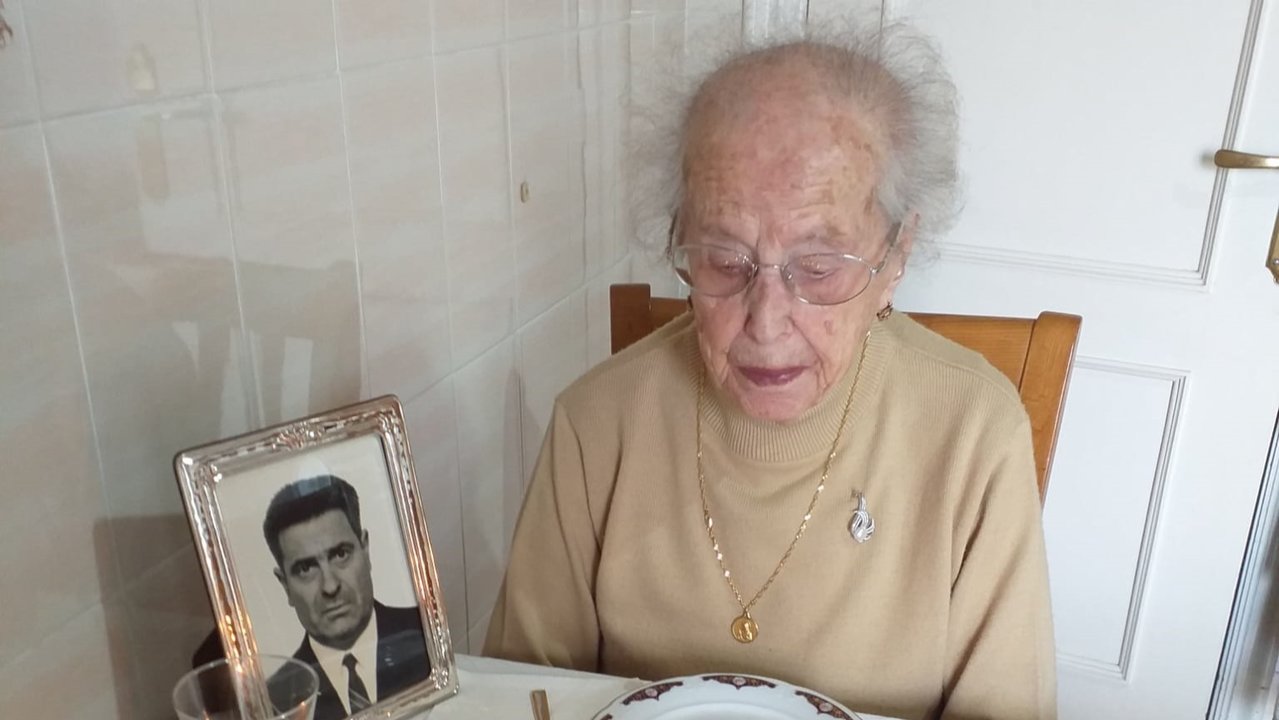 Dolores Fernández sopló las velas junto con la foto de su difunto marido.