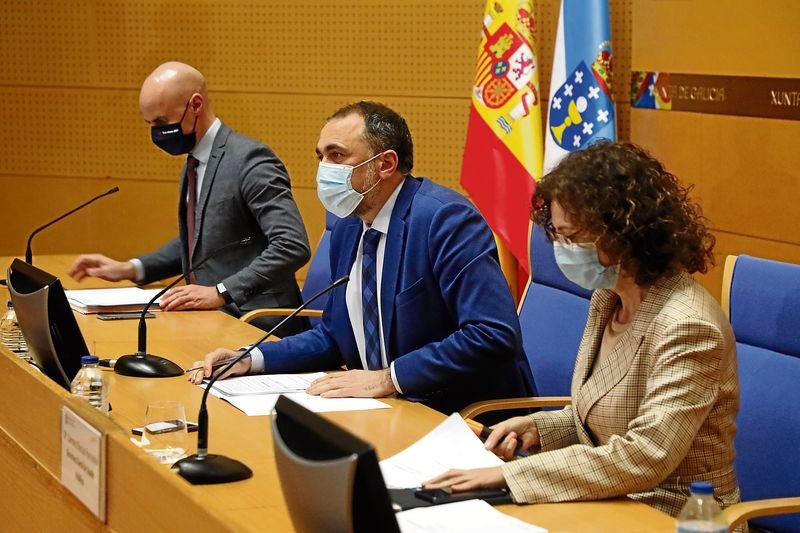José Flores, Julio García Comseña y Carmen Durán, ayer en rueda de prensa.
