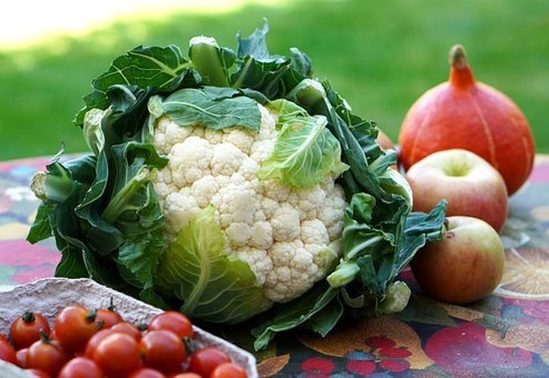 Tomar cinco raciones entre frutas y verduras contribuye a un estilo de vida saludable.