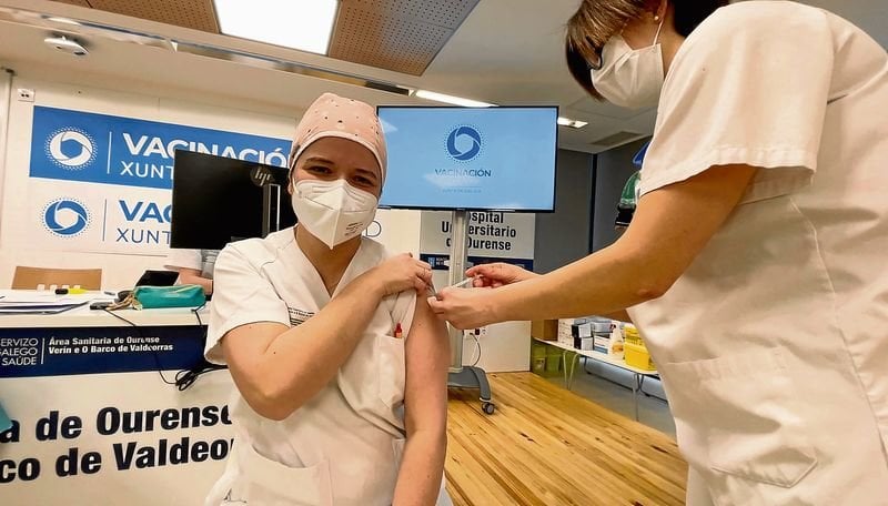 María José Cid, enfermera de Oncología, recibió ayer la segunda dosis de la vacuna.