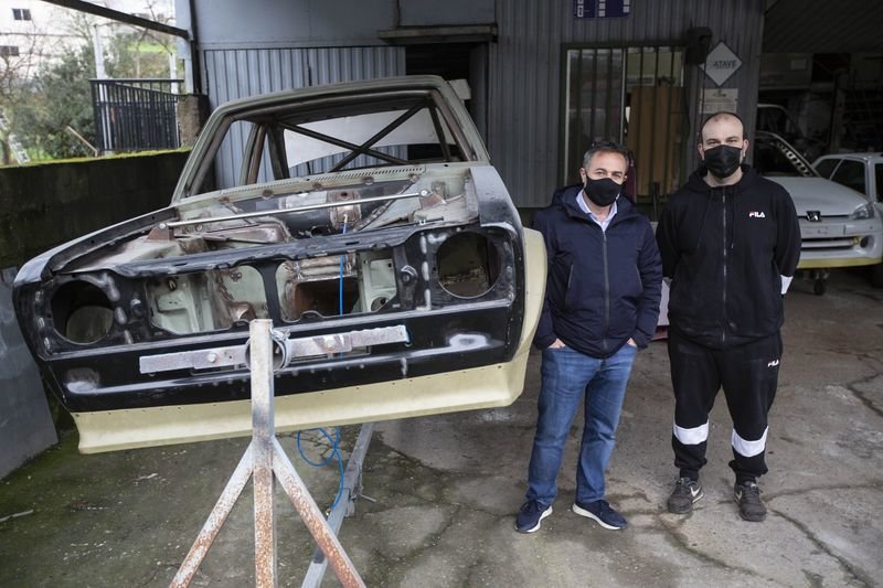 Ourense. 05/02/2021. Entrevista a Nacho Casla y su socio en su taller donde restauran coches de competición.
Foto: Xesús Fariñas