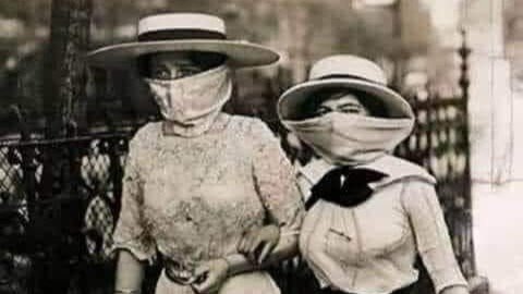 Dos mujeres se cubren nariz y boca con un velo por una moda de la época inspirada en las mujeres turcas.