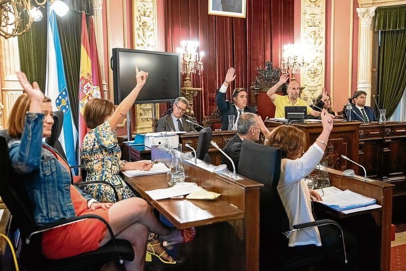Jácome y los ediles del PP votan al unísono en un pleno de septiembre de 2019.