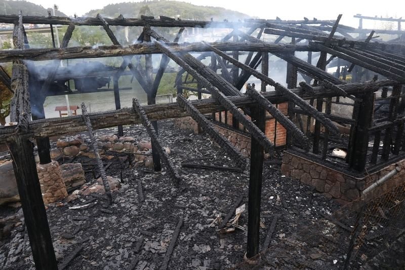 A CHAVASQUEIRA 24/04/2019.- Incendio en la terma de A Chavasqueira. José Paz