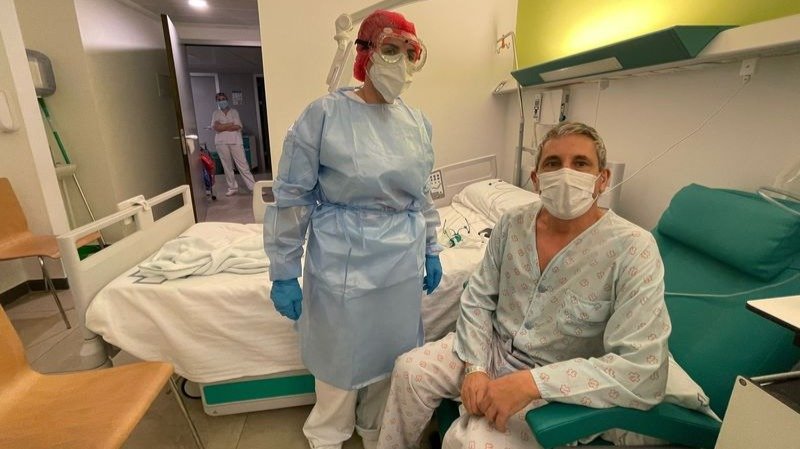 José Antonio Presas, junto a una enfermera en la habitación en la que se encuentra ingresado.