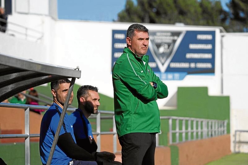 El entrenador Emilio Larraz, en el banquillo del Racing de Ferrol.