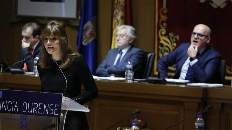 Montse Lama, durante una intervención en el pleno de la Diputación ante la mirada de Manuel Baltar (XESÚS FARIÑAS).