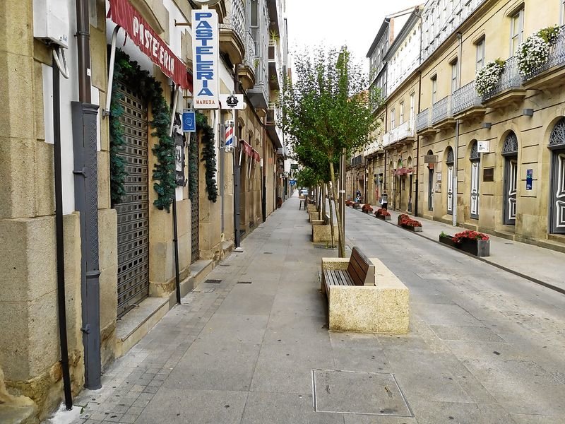La céntrica y comercial calle Emilia Pardo Bazán de Celanova.