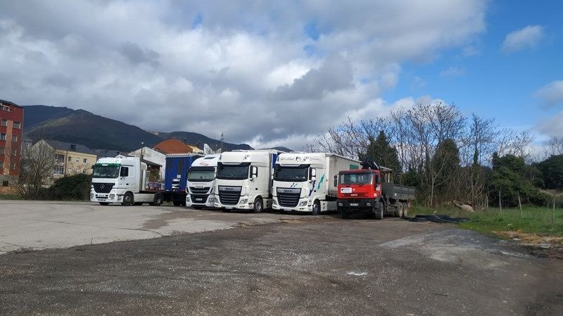Camiones estacionados en un parking de O Barco de Valdeorras.