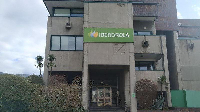 Fachada principal de la sede de Iberdrola en A Rúa.