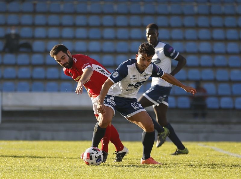 El centrocampista del Ourense CF Ces Cotos protege el balón ante un jugador del Estradense (XESÚS FARIÑAS).