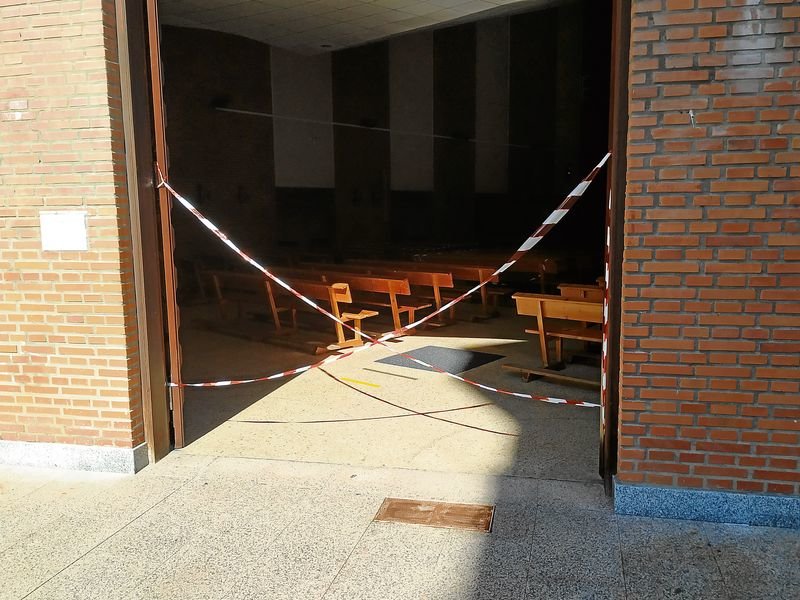 Las entradas de la iglesia fueron cerradas con cintas.