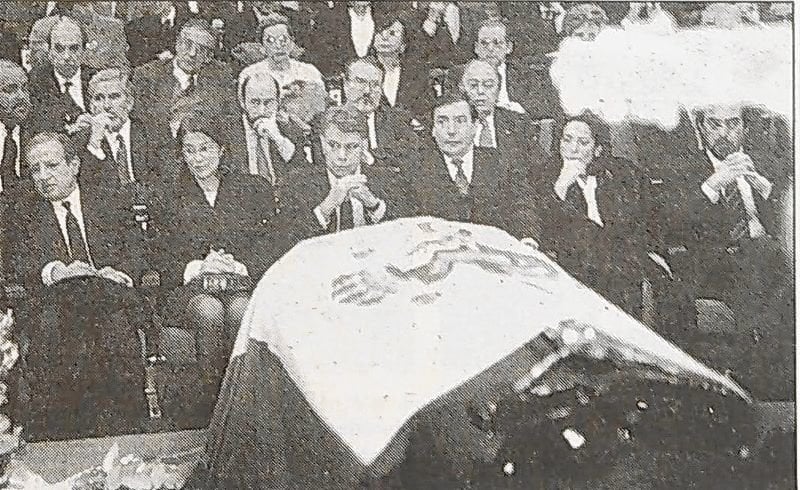 Felipe González y otras autoridades, ante el féretro durante el funeral.