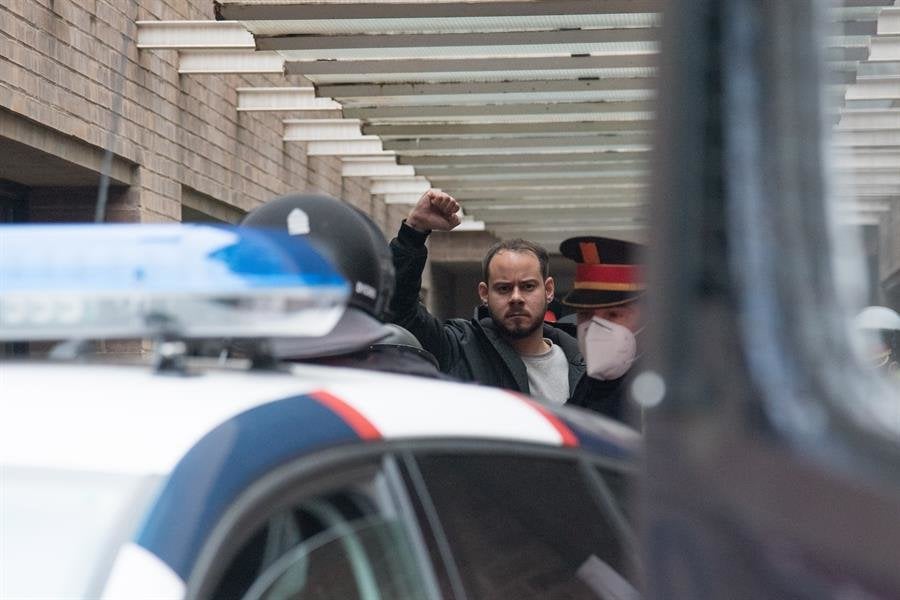 os Mossos de Esquadra han detenido hacia las 8.25 horas de este martes a Pablo Hasel, el rapero condenado a 9 meses de prisión. // EFE