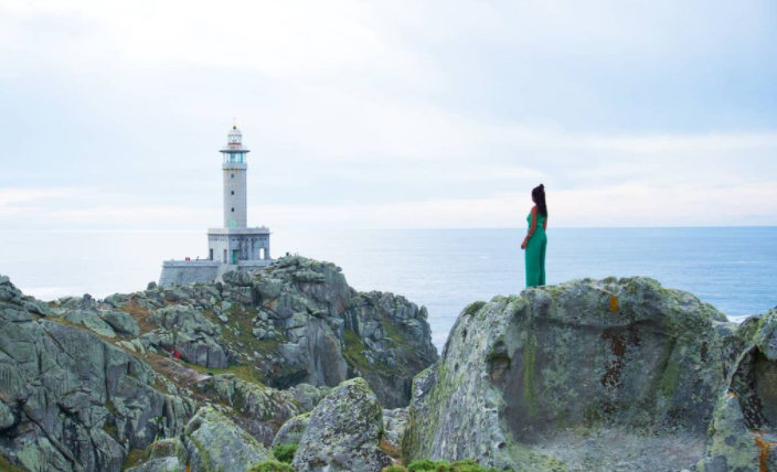 Eva Abal junto al faro de Punta Nariga, en A Coruña. (Foto: Una idea, un viaje)