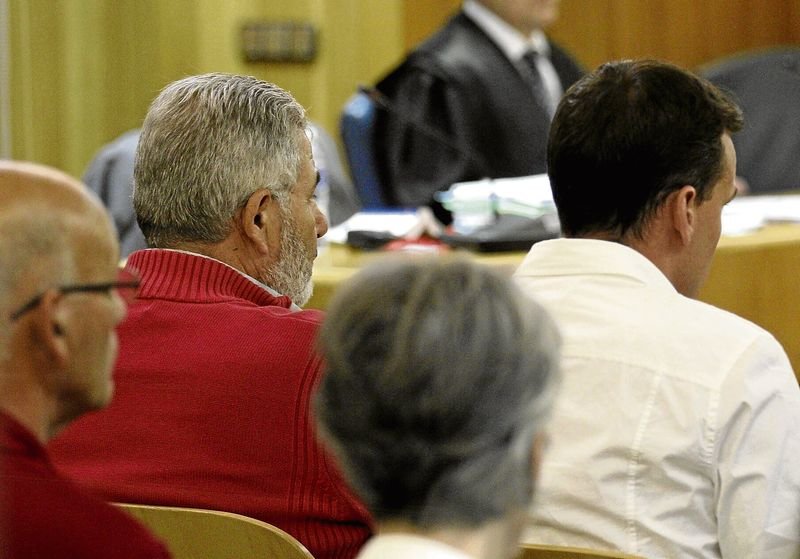 Oubiña y su hijastro, David Pérez Lago, en un juicio en la Audiencia Nacional en 2012.