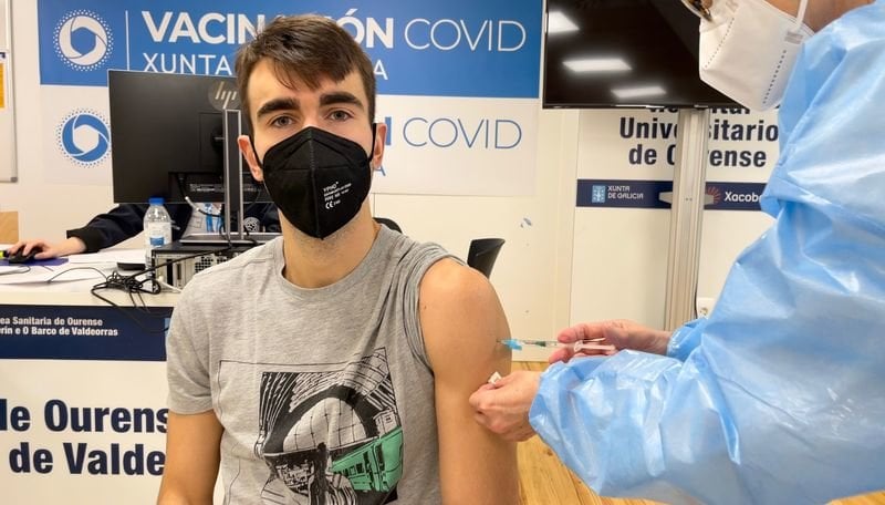 Iago Acevedo recibió ayer la primera dosis de AstraZeneca en el CHUO.