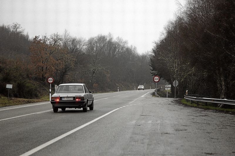 La carretera autonómica OU-540 que comunica Ourense con Portugal a su paso por Bande.