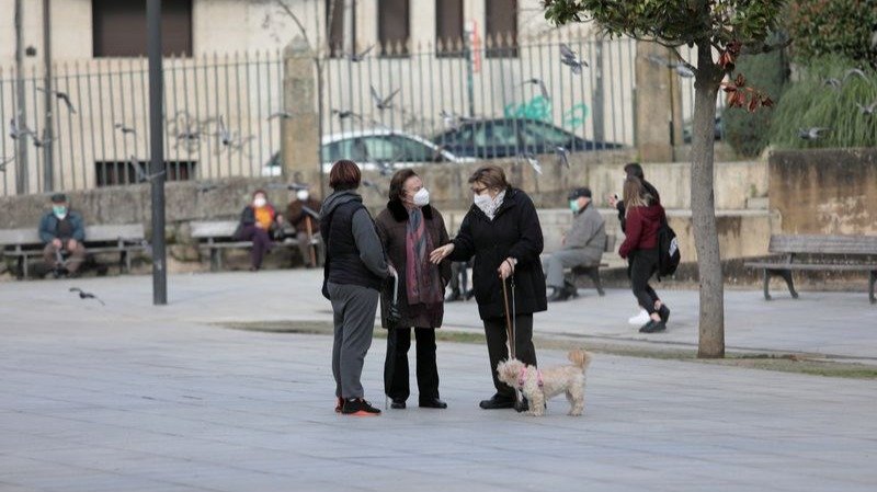 Tres mujeres conversan en un parque de la ciudad (JOSÉ PAZ).
