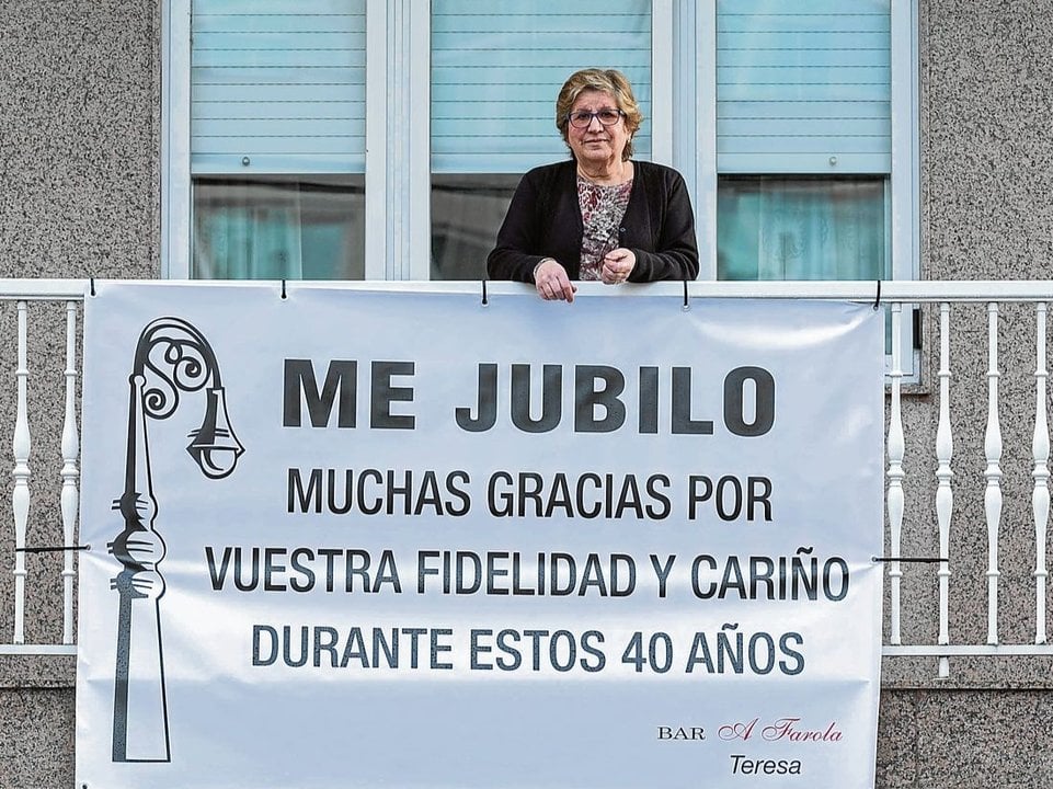 María Teresa Rodríguez posa con el cartel de despedida. (Foto: Óscar Pinal)