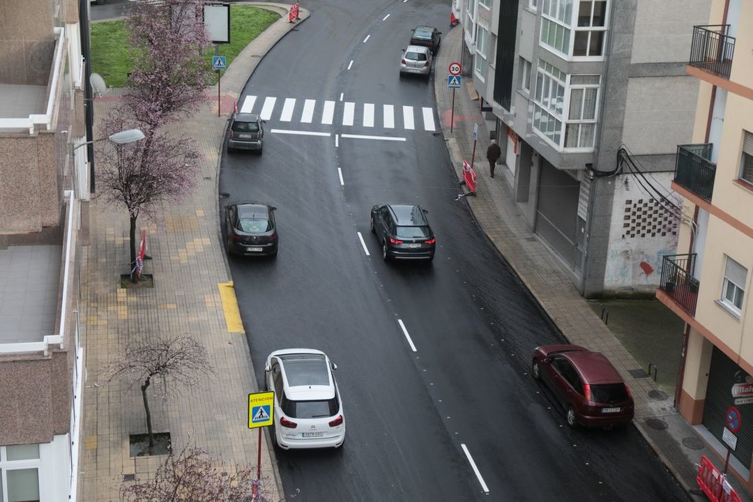 La rúa Ramón Puga, ya asfaltada y reabierta al tráfico. (Foto: José Paz)