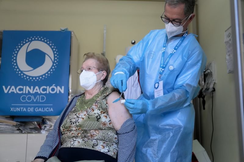 OURENSE 22/02/2021.- Campaña de vacunación en Centro de Saúde de A Ponte de mayores de 80 años. José Paz