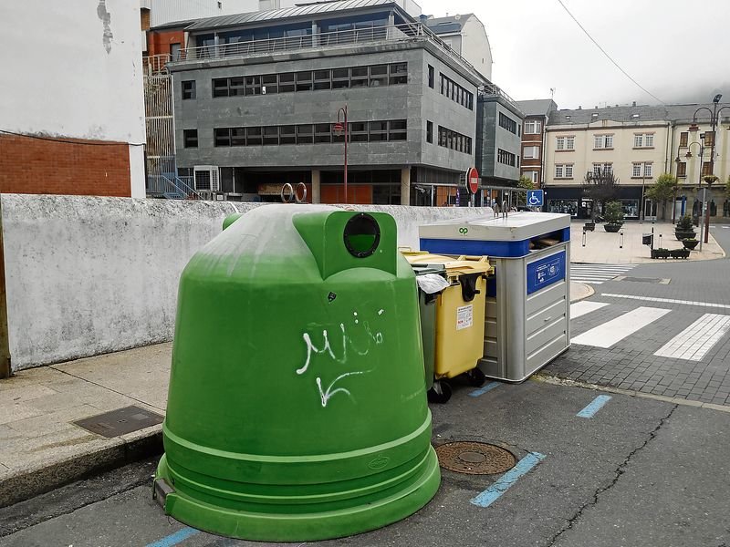 Contenedores de basura en una calle de O Barco de Valdeorras.