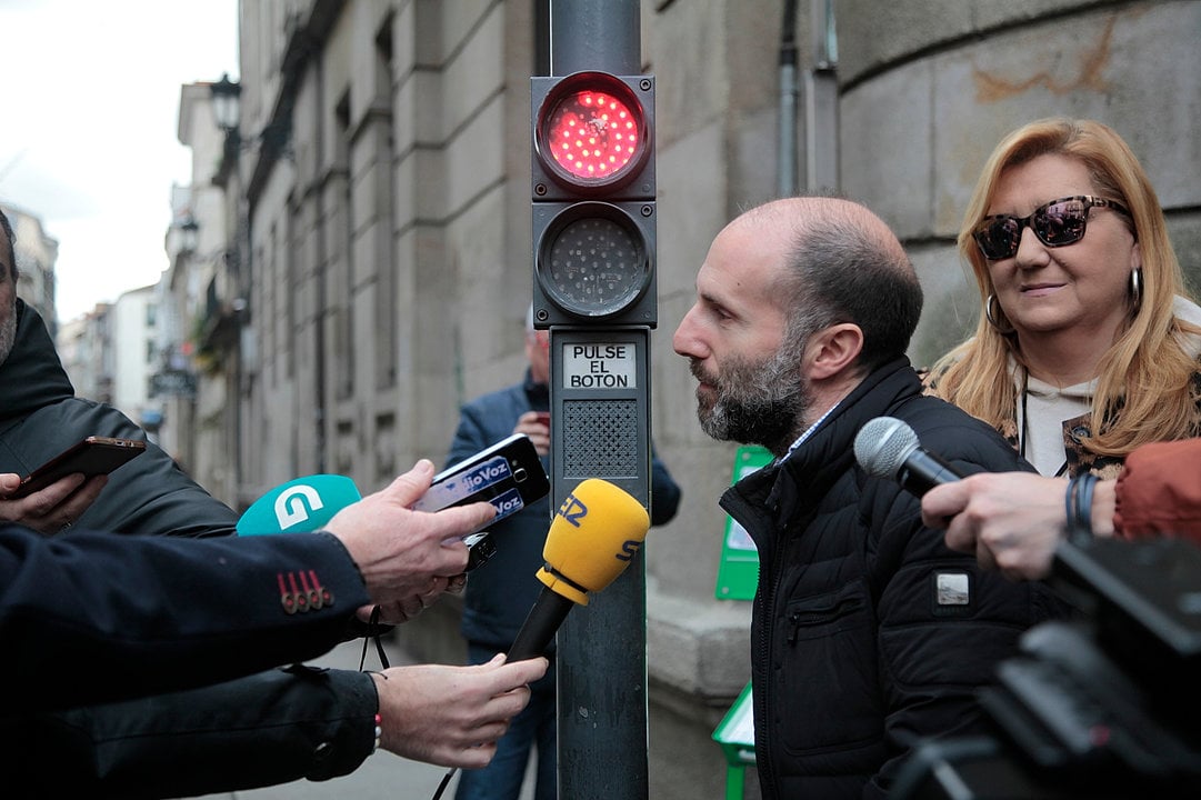 María Fernández Dibuja observa a Gonzalo Pérez Jácome el día que el alcalde suprimió el sistema de bolardos, hace un año. // Miguel Ángel