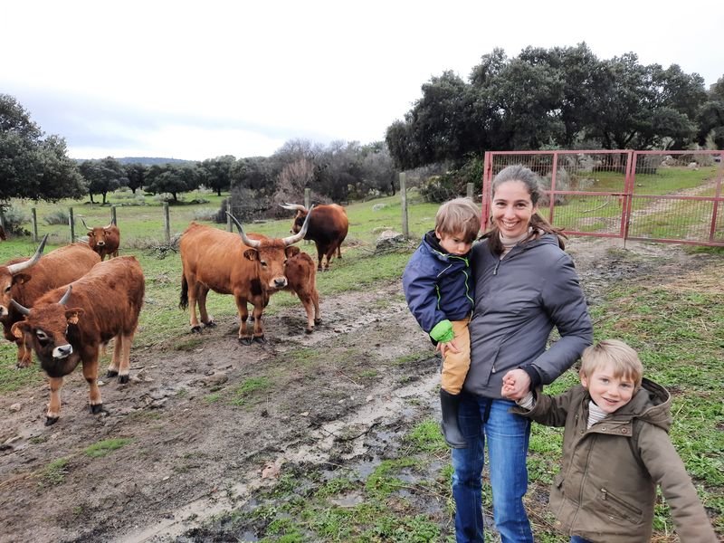 María Gómez, junto a sus hijos, en la finca de Fresnedillas donde cría su ganado.