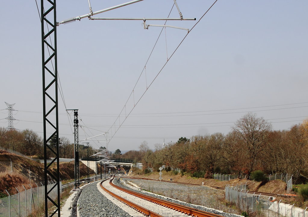 El hilo de la catenaria ya luce su color cobrizo en el ramal de conexión entre el trazado del AVE y la estación de Taboadela. La línea eléctrica ya se encuentra montada en los 119 kilómetros del último tramo.