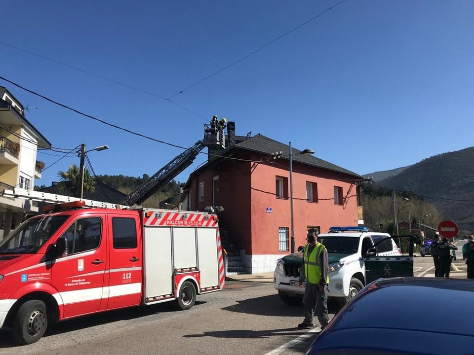 Efectivos de emergencias apagan un fuego en Vilamartín.