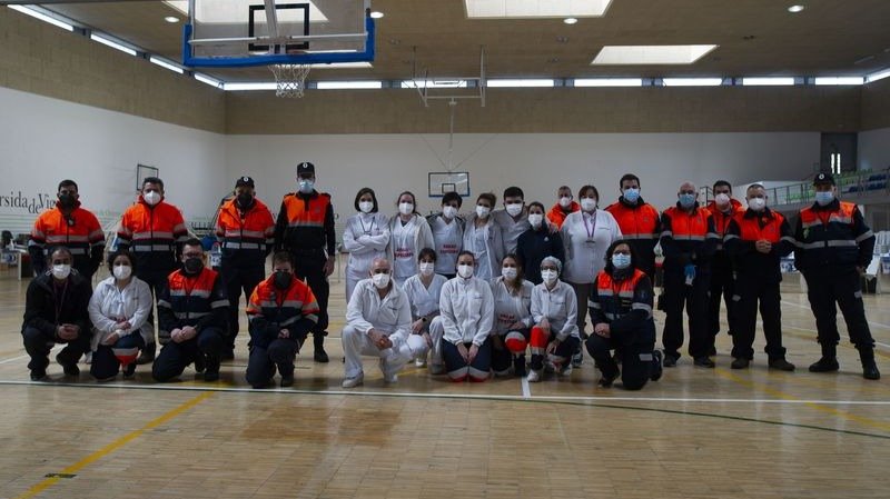 Voluntarios de Protección Civil de Ourense posan junto a los sanitarios responsables de los cribados en la provincia (MARTIÑO PINAL).
