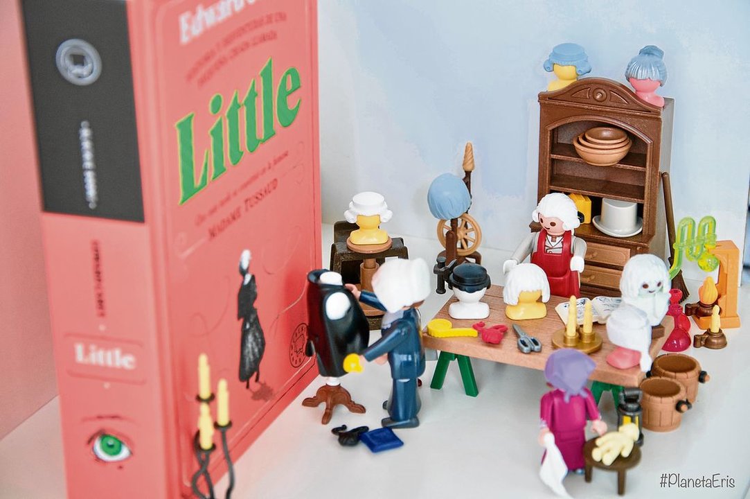 Madame Tussauds y sus ayudantes, en la versión Playmobil de la biografía "Little". (Foto: Planeta Eris)