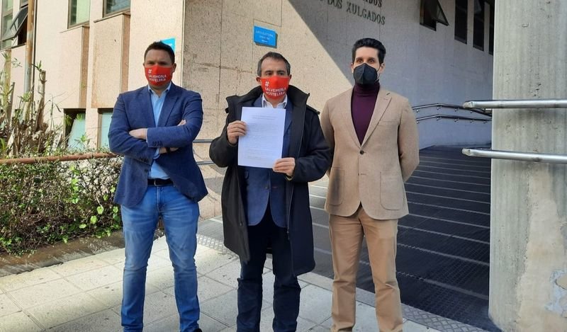 Rubén Pérez, César Ballesteros y el abogado Antonio Lara presentando el recurso el pasado 15 de febrero
