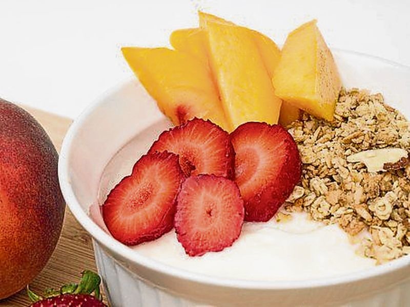 Una taza de yogur natural aporta 1/3 de la ingesta diaria recomendada de calcio para adultos.ultado