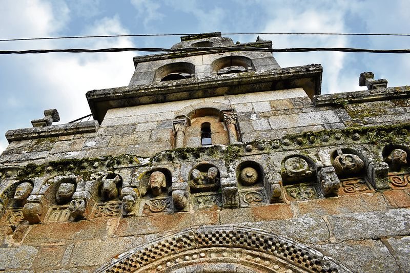 Fachada de la iglesia de San Martiño de Loiro (siglo XII), en el Concello de Barbadás.