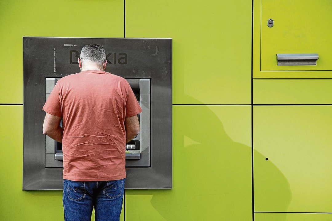 Un cliente de una entidad realiza una operación en un cajero automático de la ciudad. (Foto: Miguel Ángel)