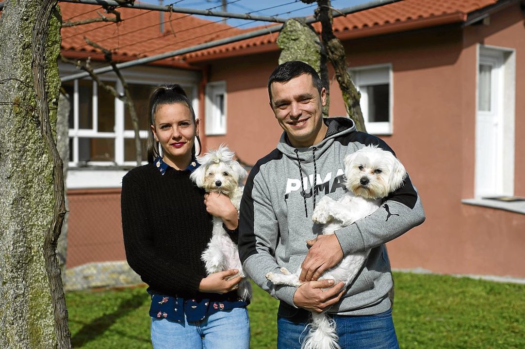 Laura Prada y Borja Neves, con sus perros Kimbo y Aria, en A Lamela (Pereiro de Aguiar). (Foto: Martiño Pinal)