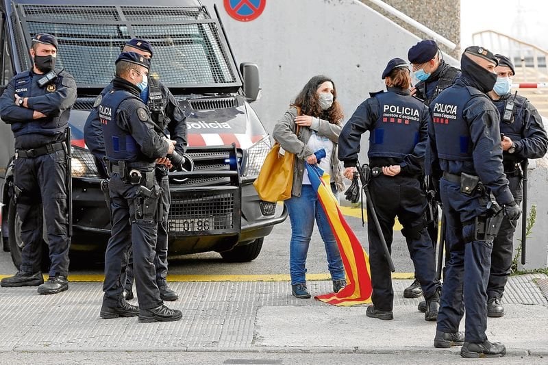 Los Mossos d'Esquadra identifican a una manifestante en Martorell.