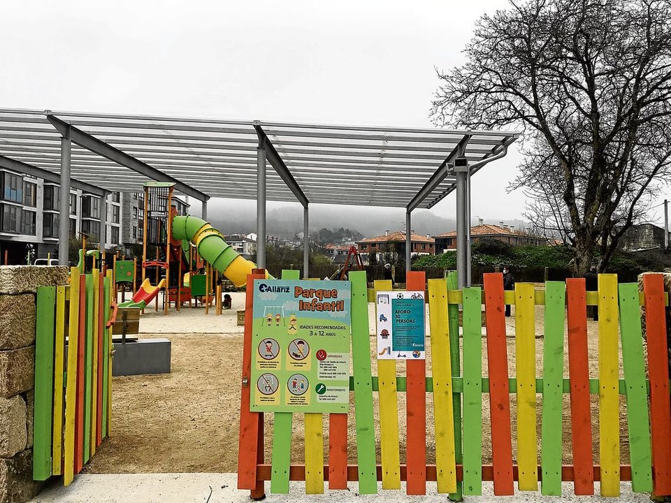 Nuevo parque infantil en rúa Casa Lomberte (Allariz).